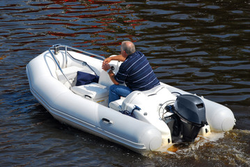 Schlauchboot mit Aussenbordmotor