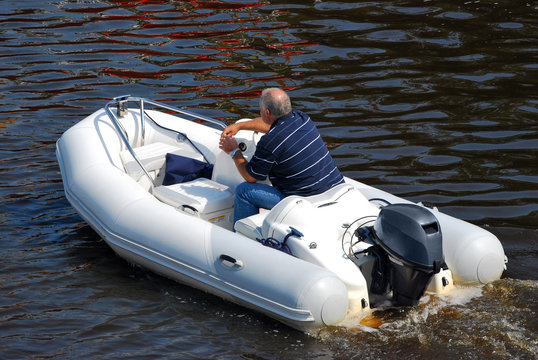 Schlauchboot mit Aussenbordmotor