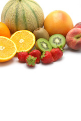 Assortiments de fruits sur fond blanc