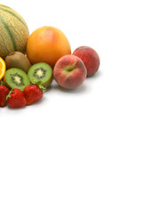 Assortiments de fruits sur fond blanc