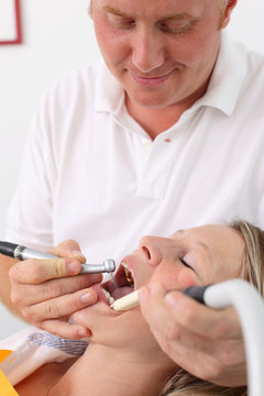 zahnarzt behandelt patientin