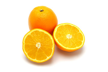 Orange coupée en deux sur fond blanc