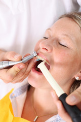 zahnarzt behandelt patientin