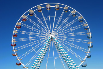 Grande roue de face sous ciel bleu à Marseille