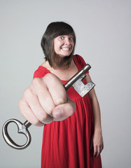 femme grande main clé réussite