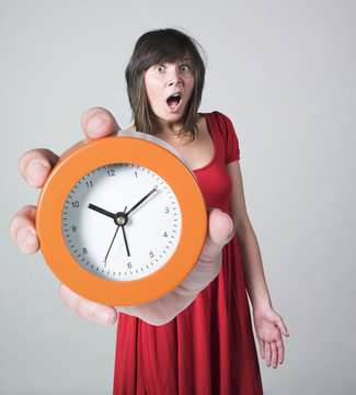 femme grande main horloge impuissance