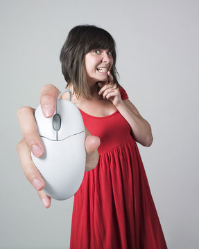 femme grande main souris ordinateur