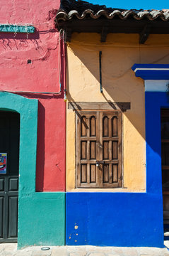 Bund bemalte Häuser in San Cristobal de las Casas