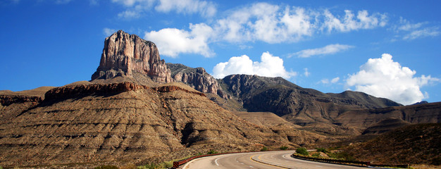 Eine Autobahn zu den Guadalupe-Bergen