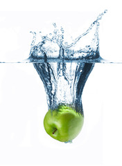 Apfel fällt ins Wasser