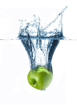 Apfel f&auml;llt ins Wasser