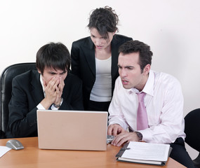 équipe de travail stressée devant ordinateur