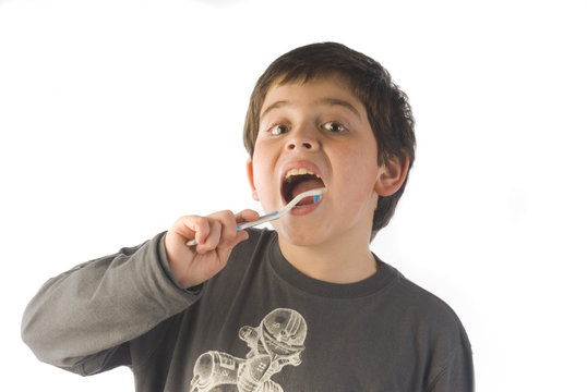 NI&Ntilde;O LAVANDOSE DIENTES