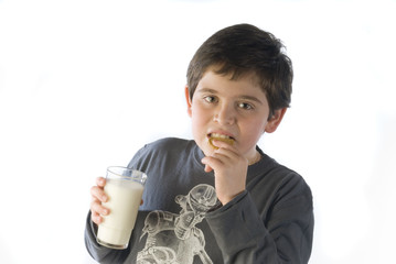 NÑO TOMANDO LECHE CON GALLETAS