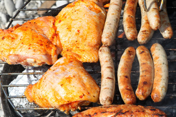 Grillfleisch und Bratwürste auf dem Grill