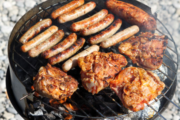 Grillfleisch und Bratwürste auf dem Grill