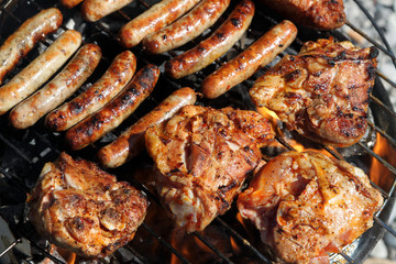 Grillfleisch und Bratwürstchen