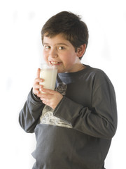 niño tomando leche