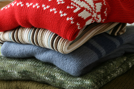 Wollpullover gestapelt