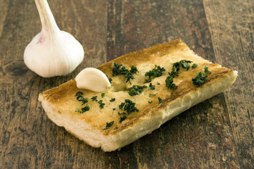 Knoblauchbrot mit Zehe und Kräutern