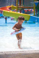 bambino  in piscina