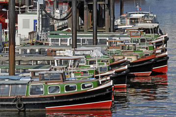 Fototapeta na wymiar Barki w porcie w Hamburgu