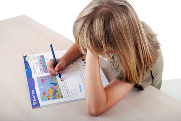 Enfant et son cahier de vacances - vue plongeante