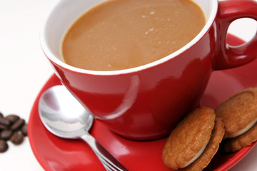 rote tasse kaffee mit keks