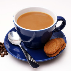 blaue tasse kaffee mit keks