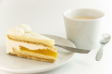 Kaffeegedeck mit Kuchen und Kaffee