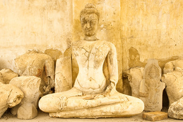 Fototapeta na wymiar Broken Buddha statues