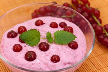 Milchshake mit Johannisbeeren