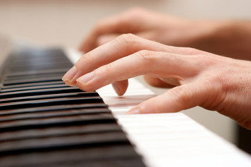 Fototapeta na wymiar pianista ręce i pianista