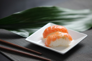 Sushis dans une petite assiette