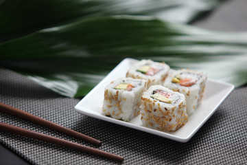 Sushis dans une petite assiette