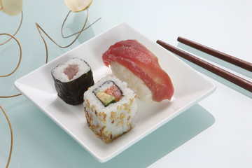 Sushis dans une petite assiette avec baguettes asiatiques