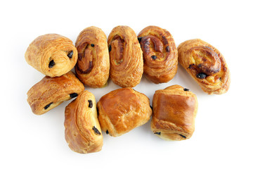 Pains aux raisins et au chocolat sur fond blanc