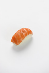 Sushi sur fond blanc