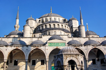 Fototapeta na wymiar Kopuła Błękitny Meczet z sądu