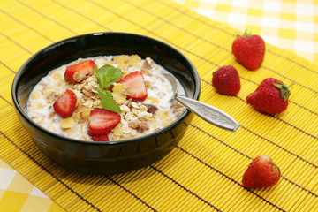 Cereals with fresh strawberries