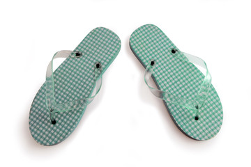 Paire de tongs vertes sur fond blanc