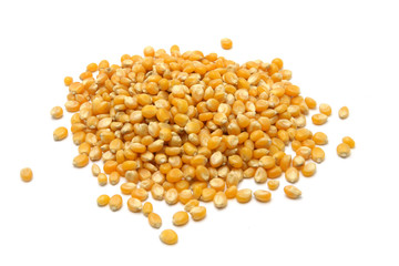 Grains de maïs sur fond blanc