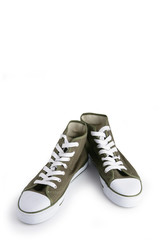 Paire de chaussures montantes kakis sur fond blanc