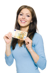 Hübsche Frau hält 50 Euro Geldschein