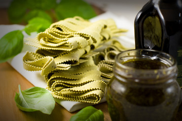 Naklejka premium Italian pasta with pesto and olive oil