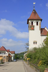 Fototapeta na wymiar Kirchturm mit goldenem Wetterhahn