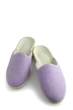 Paire de mules violettes d'int&eacute;rieur sur fond blanc