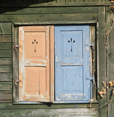 Alte Fensterläden rosa blau