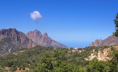 Fototapeta na wymiar Korsyka Evisa przy wejściu do wąwozu Spelunca