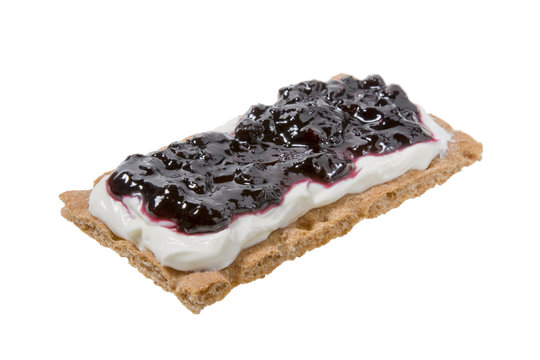 Kn&auml;ckebrot mit Blaubeer marmelade